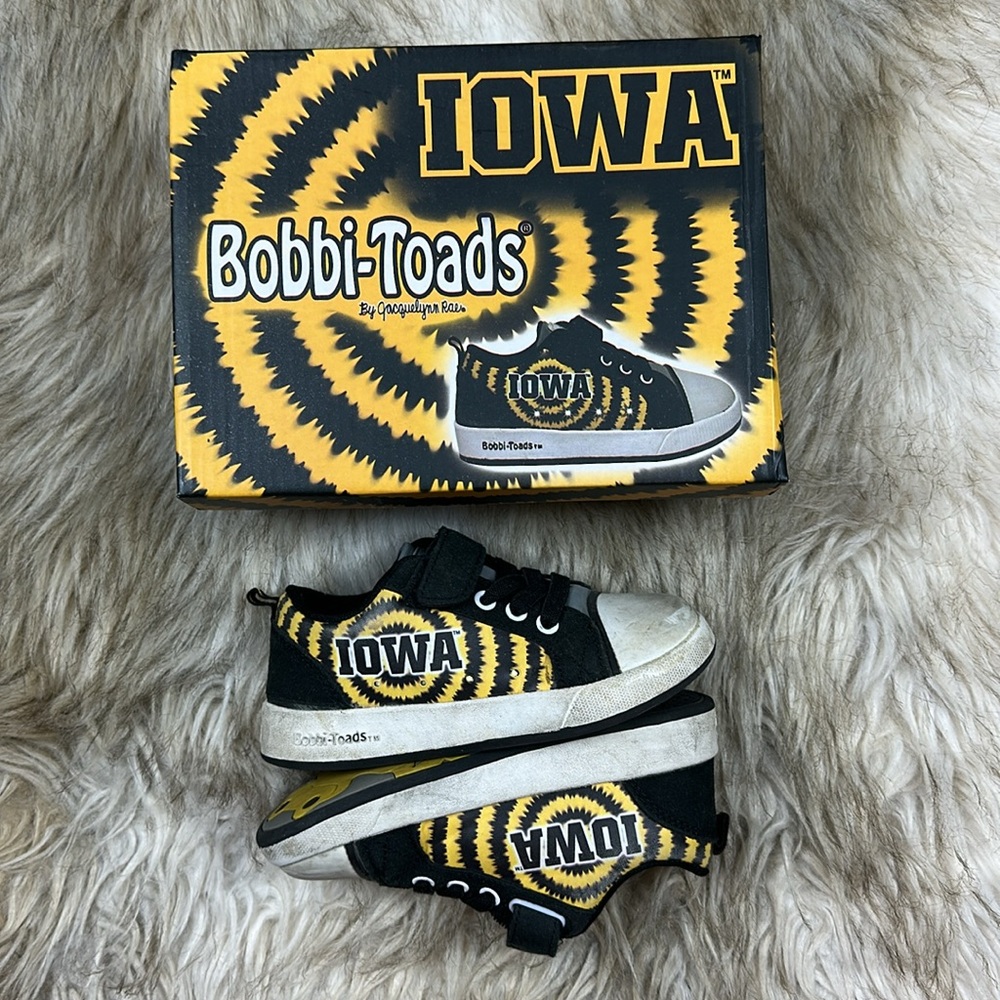 Size 10 Iowa Kids Hawkeye Light-Up Shoes - Black and Yellow